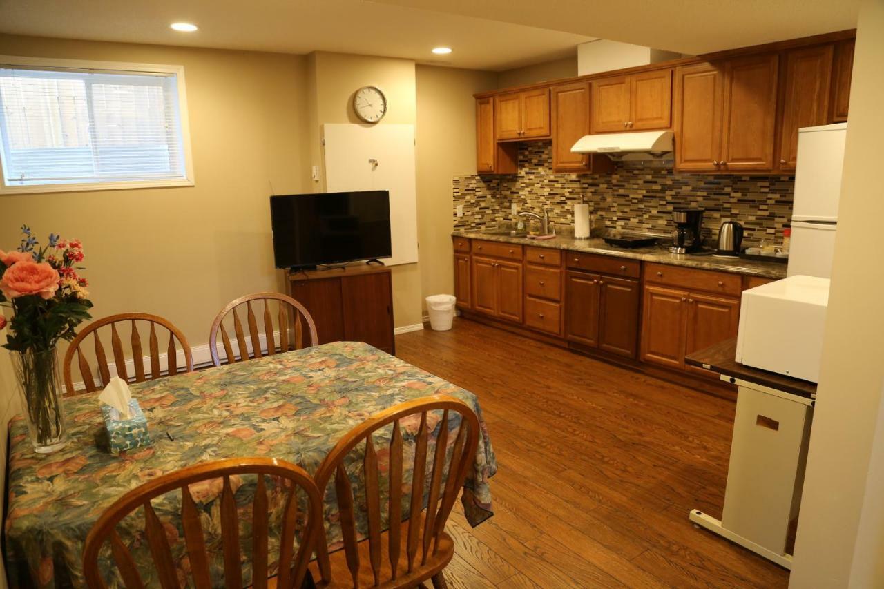 Ming'S Homestay Calgary Exterior photo