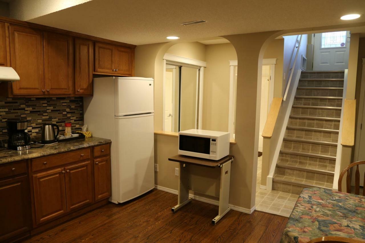 Ming'S Homestay Calgary Exterior photo