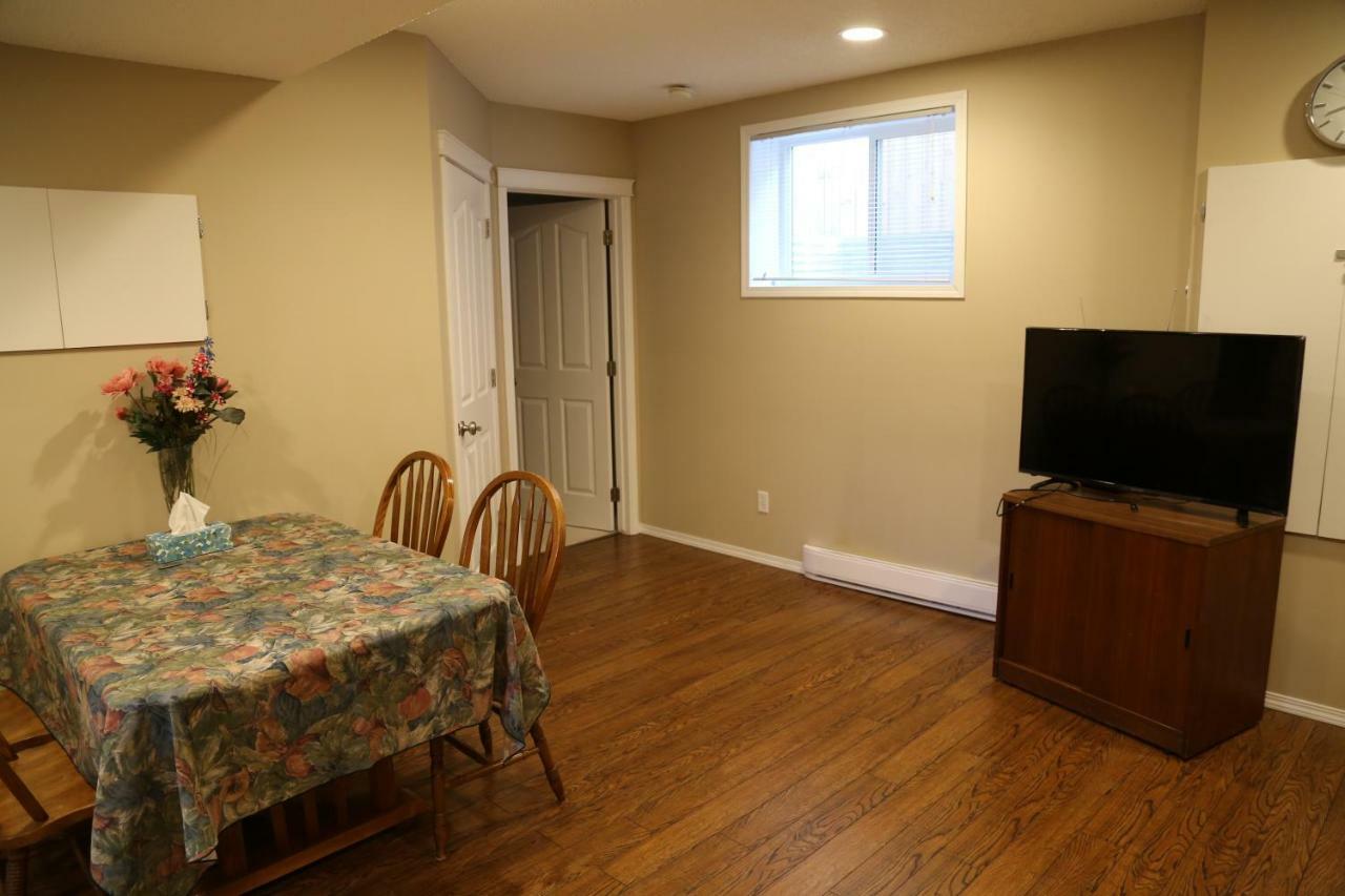 Ming'S Homestay Calgary Exterior photo
